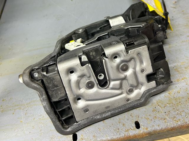 bontott BMW 5 G30 Bal első Ajtózár