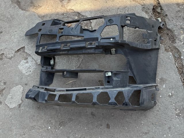 bontott BMW 5 G30 Bal első Lökhárító Tartó (Műanyag)