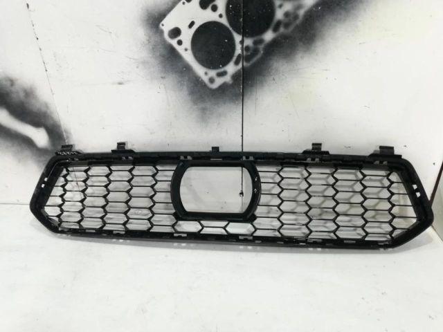 bontott BMW 5 G30 Első Lökhárító Alsó Középső Díszrács