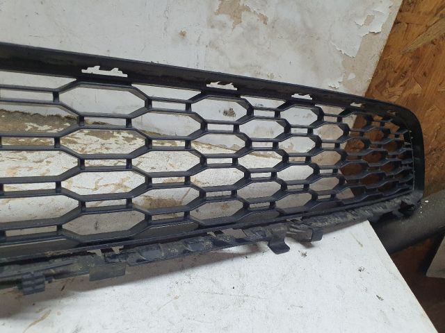 bontott BMW 5 G30 Első Lökhárító Alsó Középső Díszrács