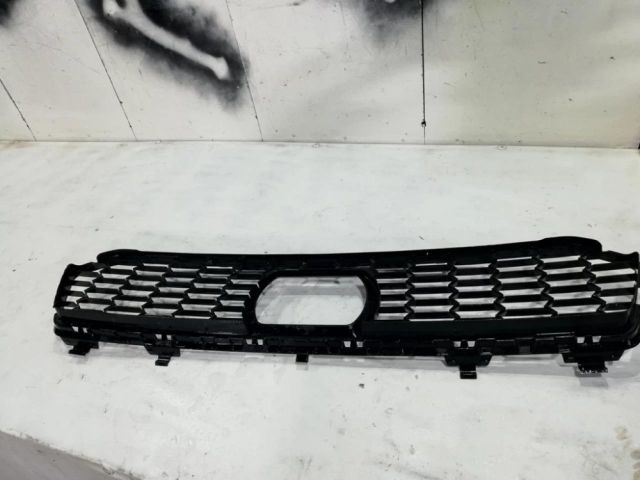 bontott BMW 5 G30 Első Lökhárító Alsó Középső Díszrács