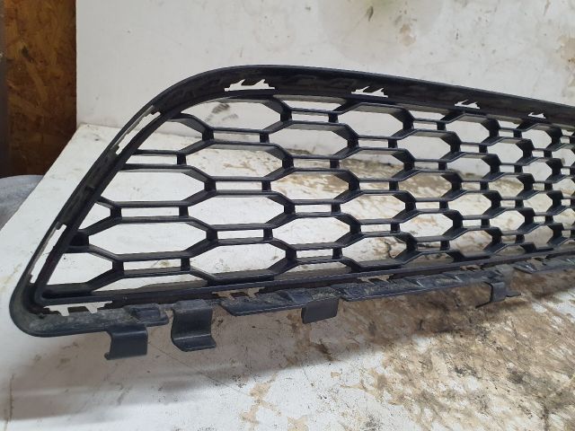 bontott BMW 5 G30 Első Lökhárító Alsó Középső Díszrács