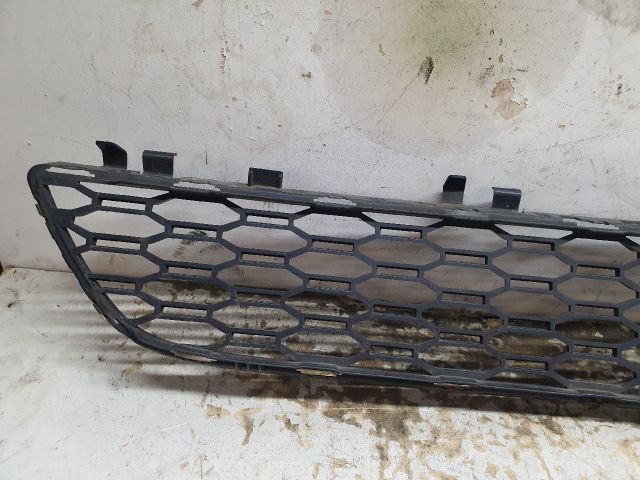 bontott BMW 5 G30 Első Lökhárító Alsó Középső Díszrács