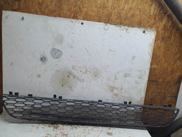 bontott BMW 5 G30 Első Lökhárító Alsó Középső Díszrács