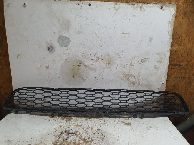 bontott BMW 5 G30 Első Lökhárító Alsó Középső Díszrács