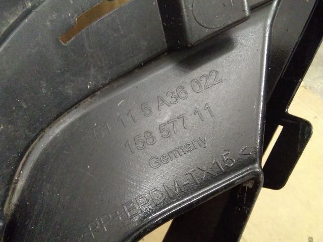 bontott BMW 5 G30 Első Lökhárító Alsó Középső Díszrács