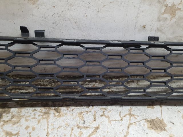 bontott BMW 5 G30 Első Lökhárító Alsó Középső Díszrács