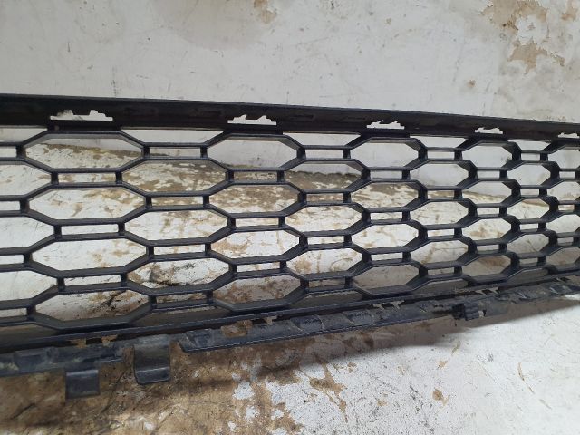 bontott BMW 5 G30 Első Lökhárító Alsó Középső Díszrács