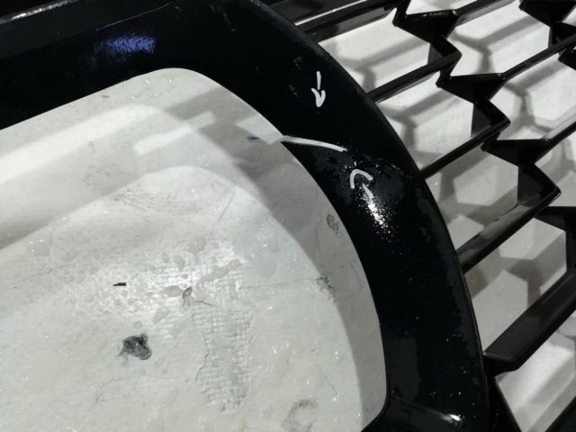 bontott BMW 5 G30 Első Lökhárító Alsó Középső Díszrács