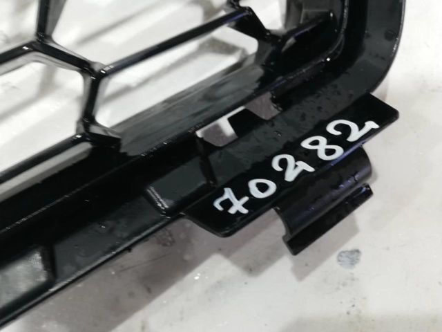 bontott BMW 5 G30 Első Lökhárító Alsó Középső Díszrács