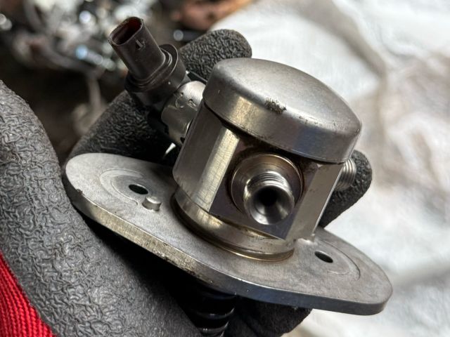 bontott BMW 5 G30 Üzemanyag Szivattyú