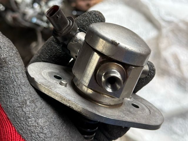 bontott BMW 5 G30 Üzemanyag Szivattyú