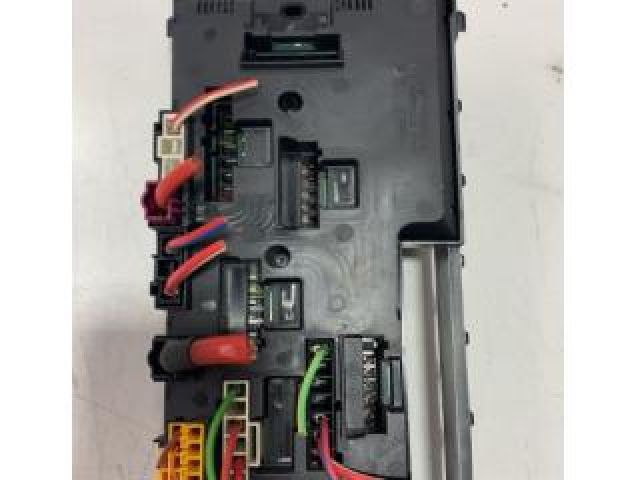 bontott BMW 5 GT Biztosítéktábla Motortér