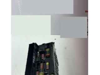 bontott BMW 5 GT Biztosítéktábla Motortér