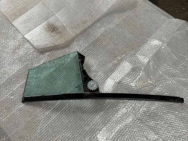 bontott BMW 5 GT Bal hátsó Fixüveg (Ajtóban)