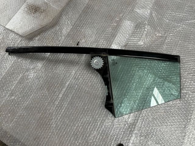 bontott BMW 5 GT Bal hátsó Fixüveg (Ajtóban)