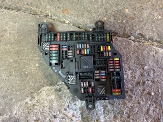 bontott BMW 5 GT Biztosítéktábla Csomagtér