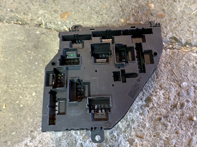 bontott BMW 5 GT Biztosítéktábla Csomagtér