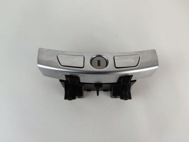 bontott BMW 5 GT Kesztyűtartó Nyitó Kar / Gomb