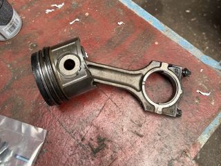 bontott BMW 7 Dugattyú és Hajtókar