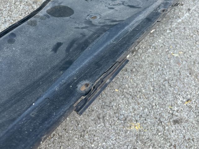 bontott BMW 7 Bal Sárvédő Csavar Burkolat