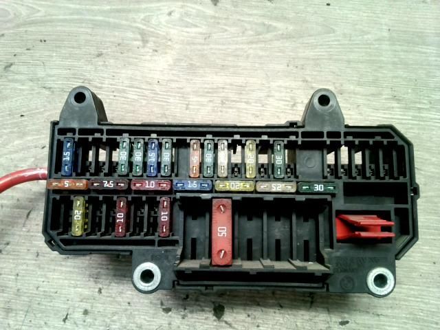 bontott BMW 7 Biztosítéktábla Csomagtér