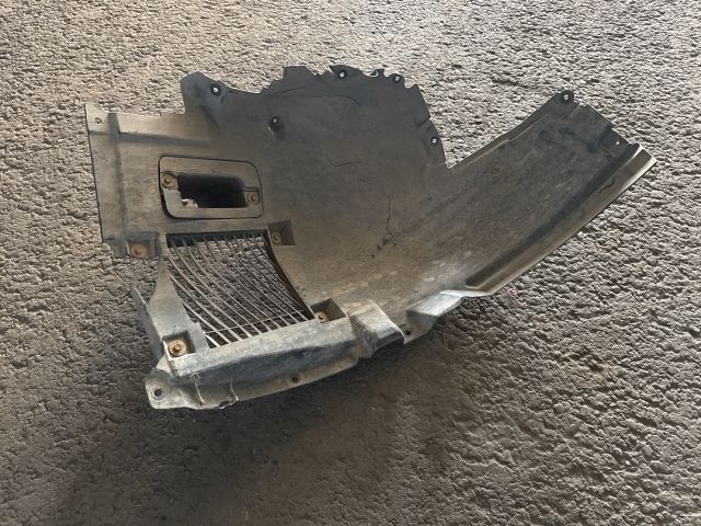 bontott BMW 7 Jobb első Első Dobbetét (Kerékjárati, Műanyag)