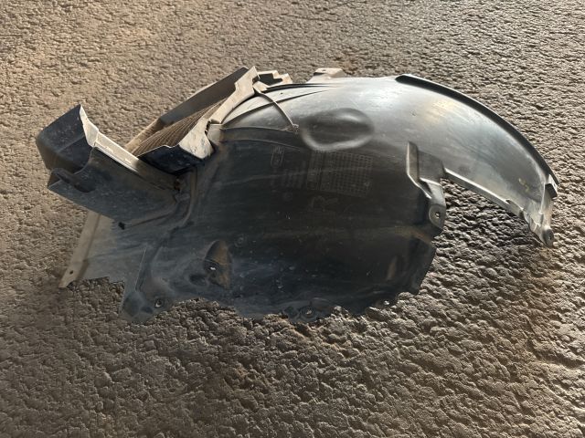 bontott BMW 7 Jobb első Első Dobbetét (Kerékjárati, Műanyag)