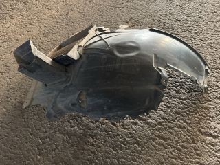 bontott BMW 7 Jobb első Első Dobbetét (Kerékjárati, Műanyag)