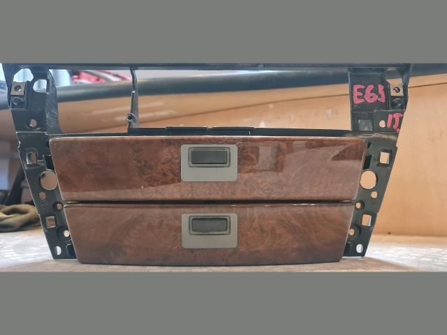 bontott BMW 7 Vezeték Nélküli Telefontöltő