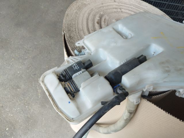 bontott BMW X1 Ablakmosó Tartály