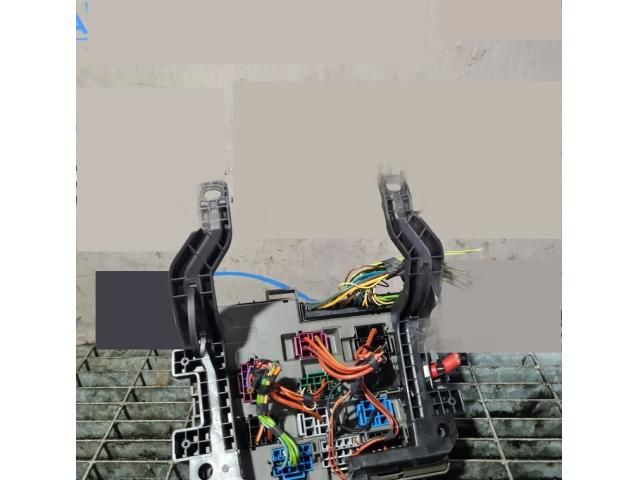 bontott BMW X1 Biztosítéktábla Utastér