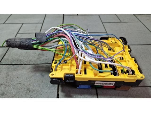 bontott BMW X1 Biztosítéktábla Utastér