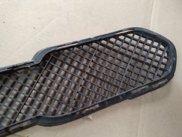 bontott BMW X1 Első Lökhárító Alsó Középső Díszrács