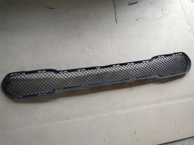 bontott BMW X1 Első Lökhárító Alsó Középső Díszrács