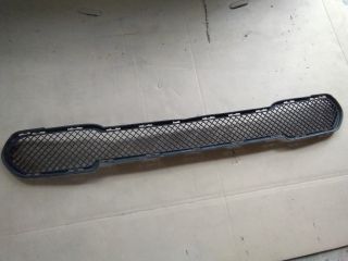 bontott BMW X1 Első Lökhárító Alsó Középső Díszrács