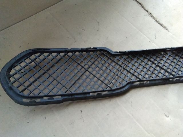 bontott BMW X1 Első Lökhárító Alsó Középső Díszrács