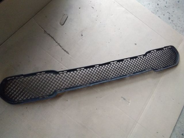 bontott BMW X1 Első Lökhárító Alsó Középső Díszrács