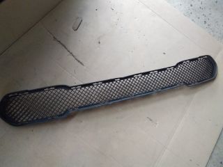 bontott BMW X1 Első Lökhárító Alsó Középső Díszrács