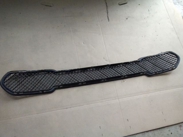 bontott BMW X1 Első Lökhárító Alsó Középső Díszrács