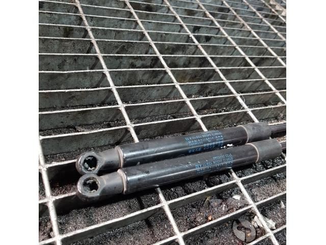 bontott BMW X1 Gázrugós Kitámasztó Teleszkóp Motorháztető