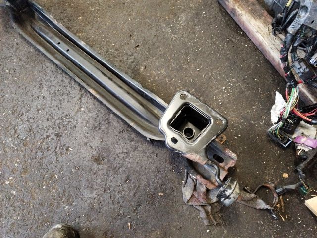 bontott BMW X1 Hátsó Lökhárító Merevítő (Fém)