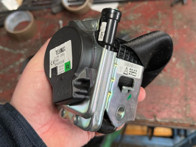 bontott BMW X1 Jobb első Biztonsági Öv