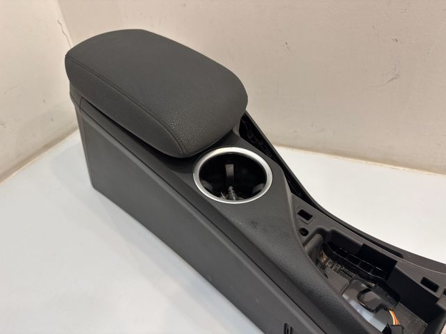 bontott BMW X1 Könyöklő