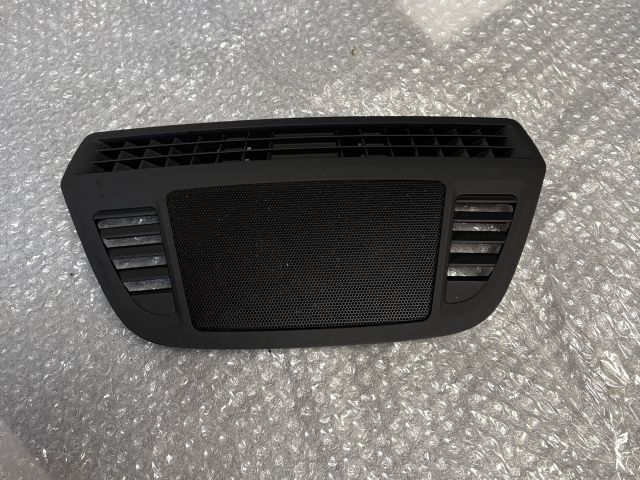 bontott BMW X1 Műszerfal Középső Hangszóró Burkolat