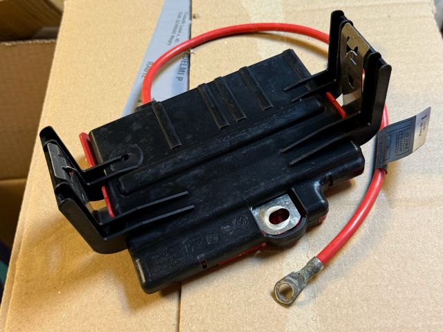 bontott BMW X1 Pozitív Kábel Elosztó