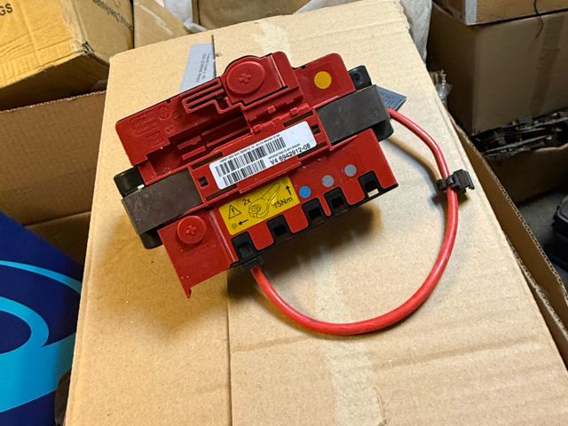 bontott BMW X1 Pozitív Kábel Elosztó