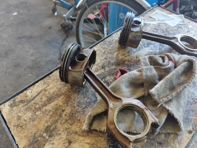 bontott BMW X1 Dugattyú és Hajtókar