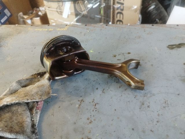 bontott BMW X1 Dugattyú