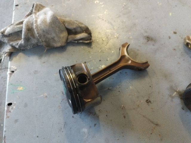 bontott BMW X1 Dugattyú